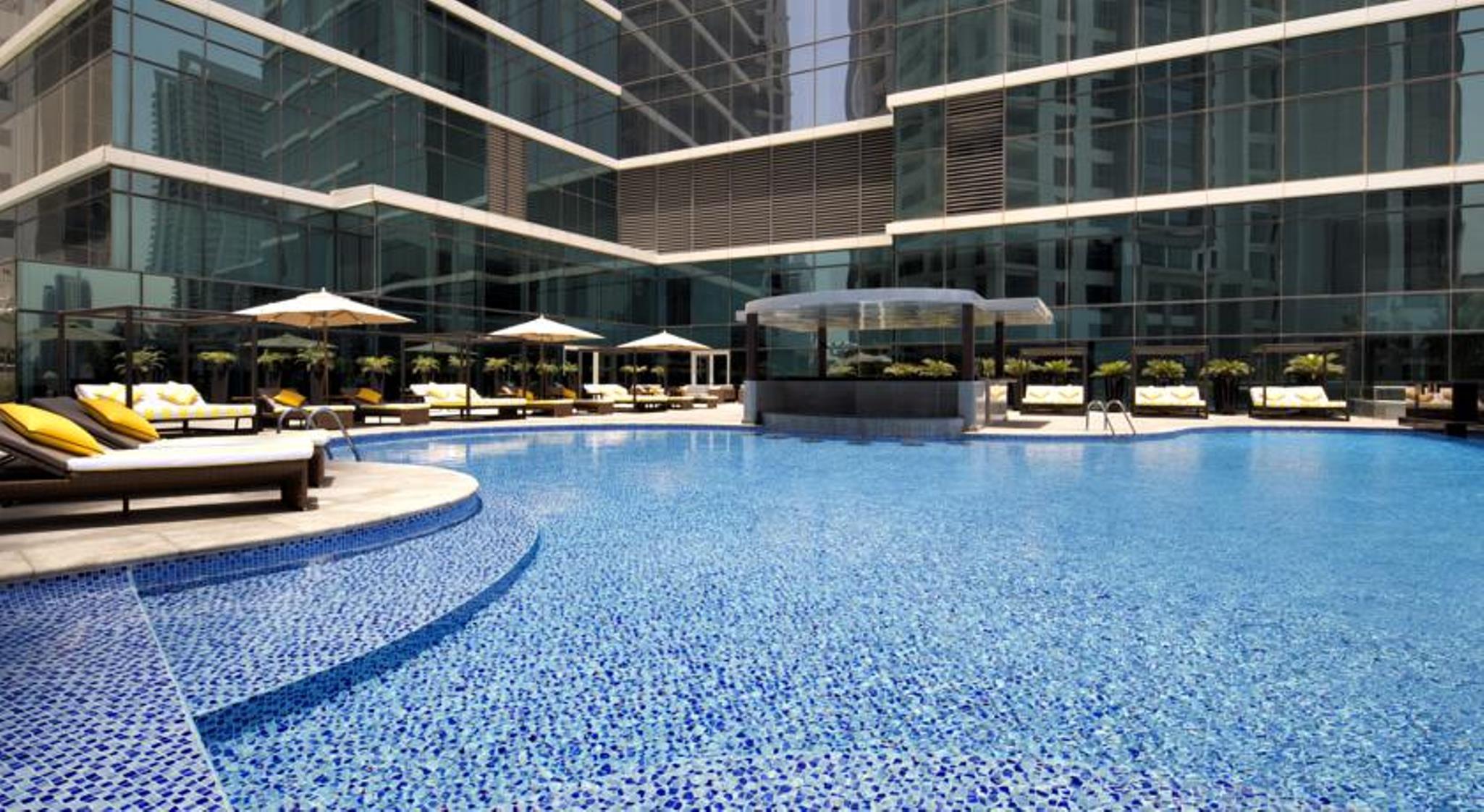 Hotel Taj Dubaï Extérieur photo The swimming pool at the hotel