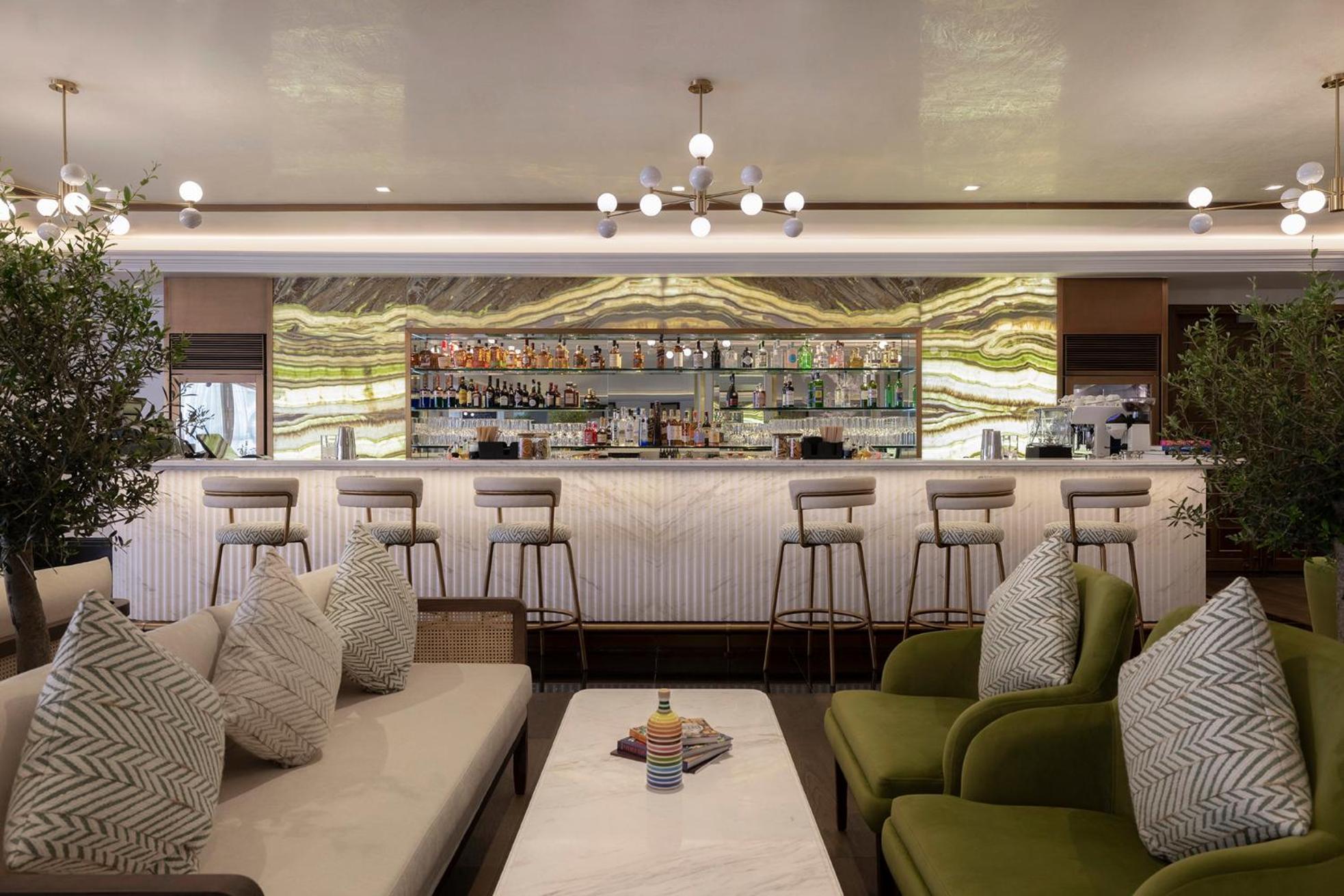 Hotel Taj Dubaï Extérieur photo The bar at the lounge