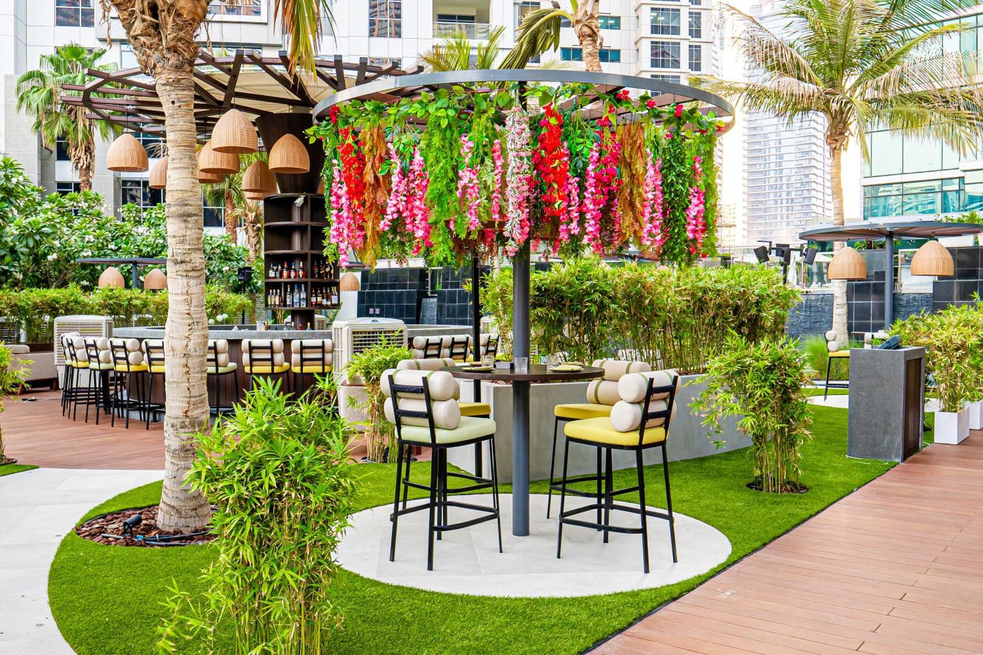 Hotel Taj Dubaï Extérieur photo The Garden Grill