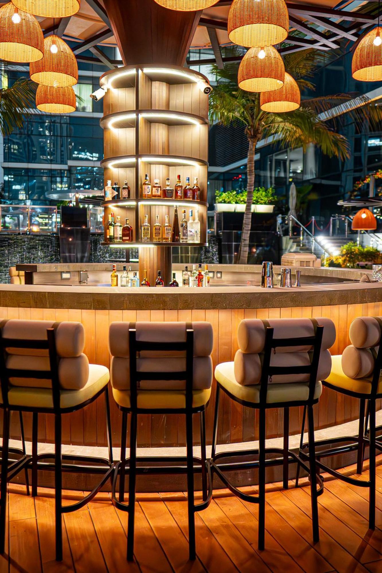 Hotel Taj Dubaï Extérieur photo The bar at the 360° Sky Bar
