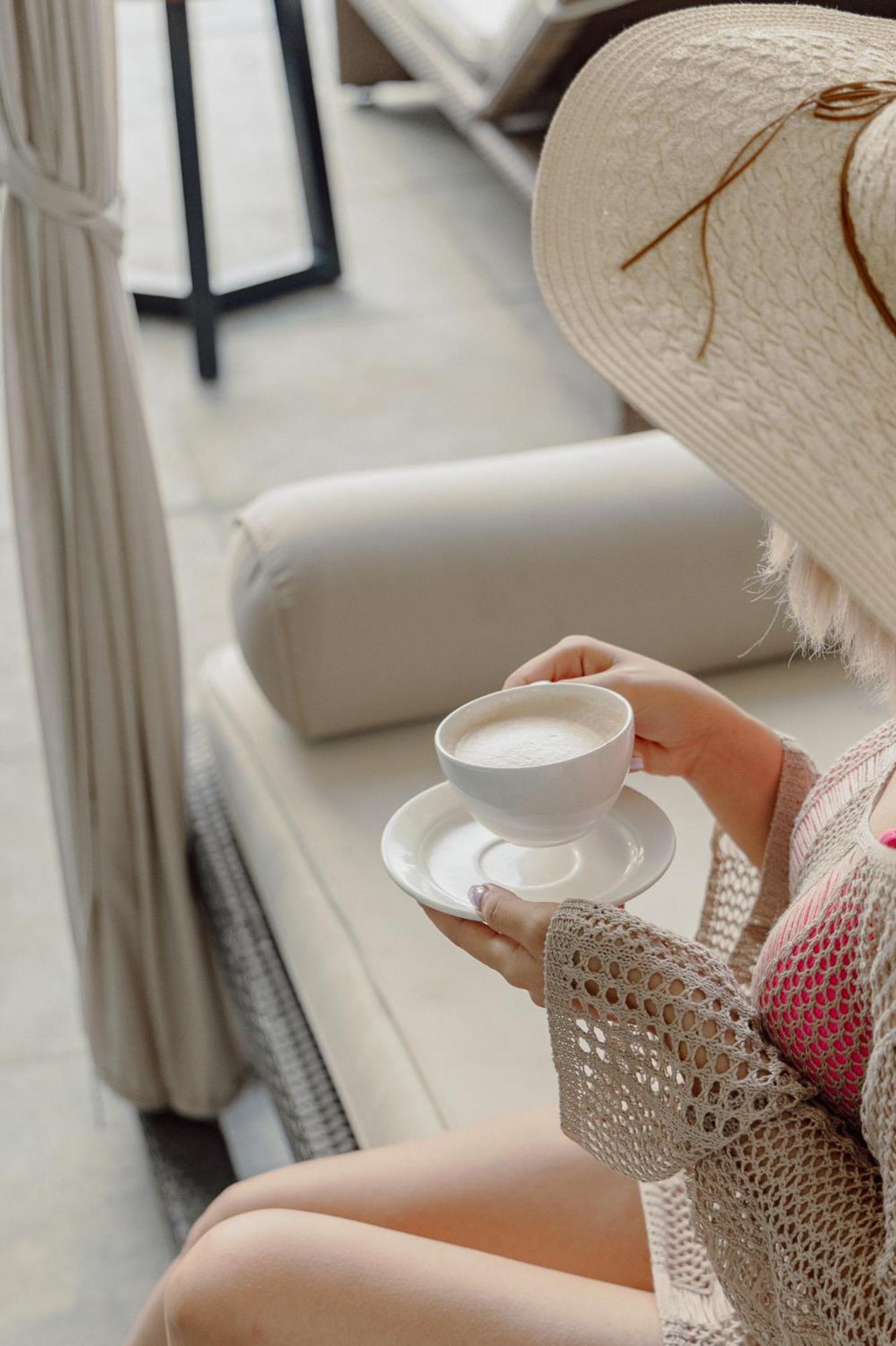 Hotel Taj Dubaï Extérieur photo A woman holding a cup of coffee