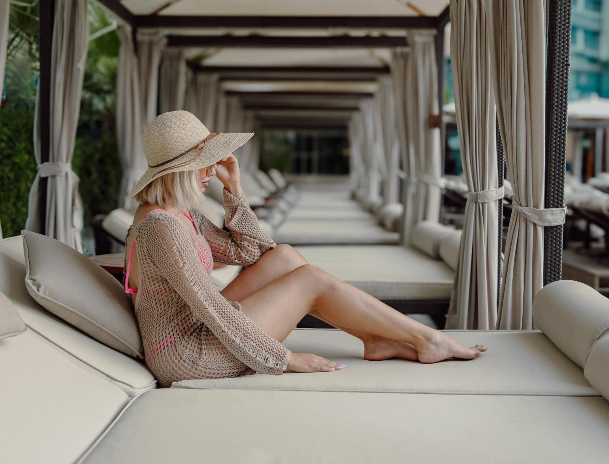 Hotel Taj Dubaï Extérieur photo A woman wearing a sun hat
