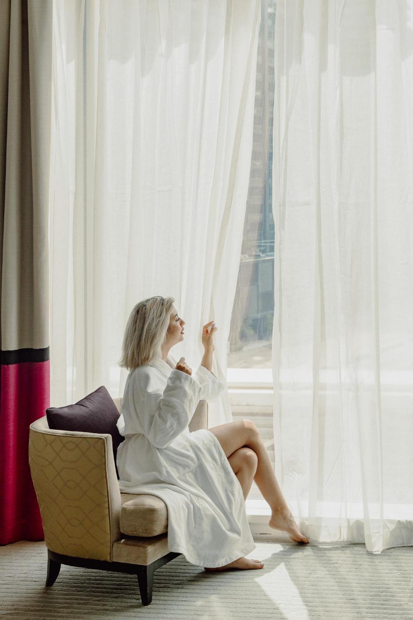 Hotel Taj Dubaï Extérieur photo A woman wearing a bathrobe