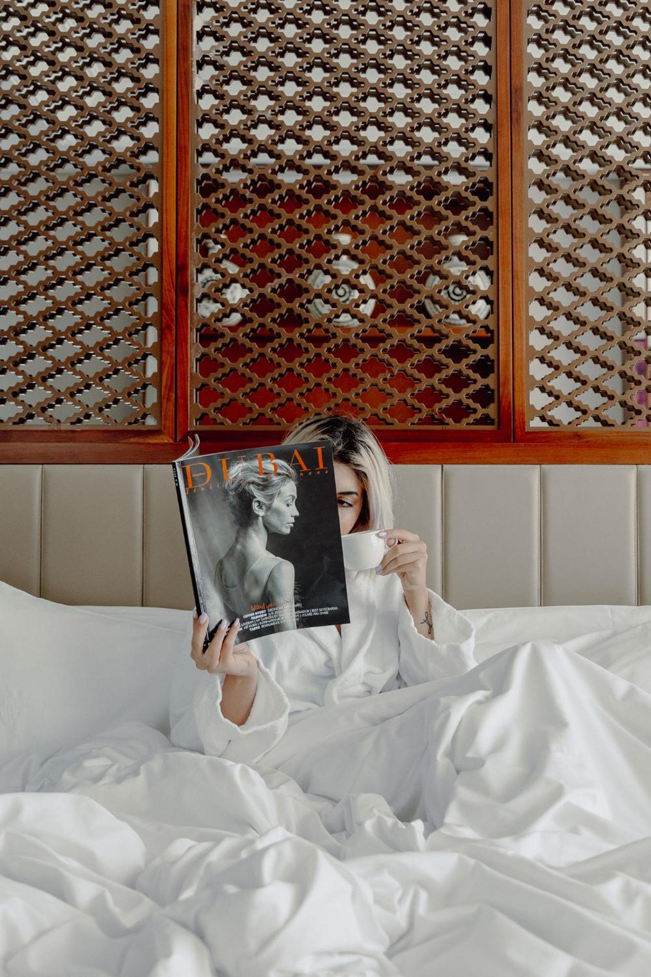 Hotel Taj Dubaï Extérieur photo A woman reading a magazine