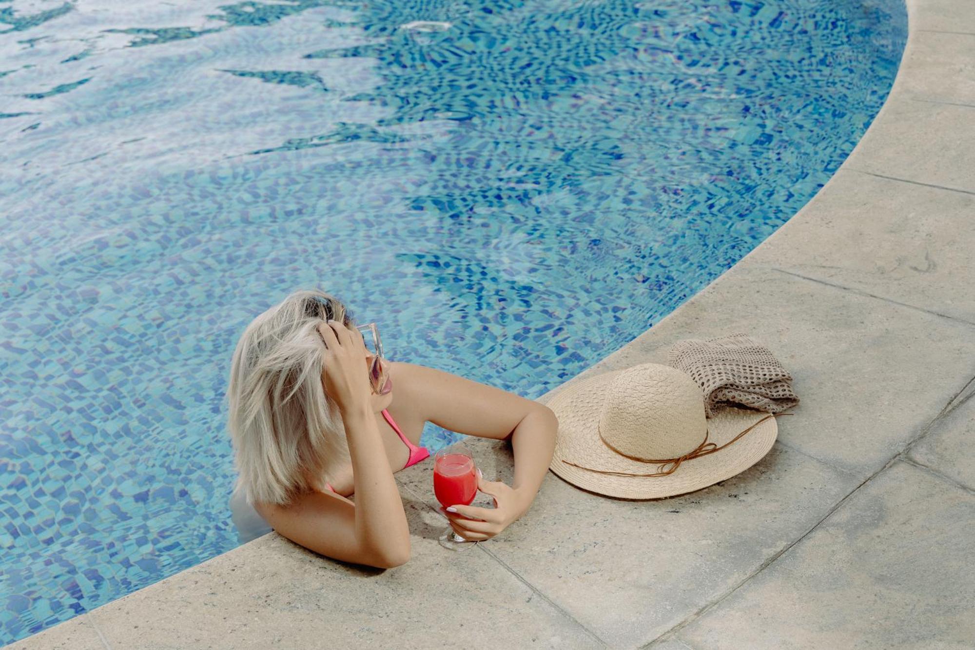 Hotel Taj Dubaï Extérieur photo A woman sunbathing