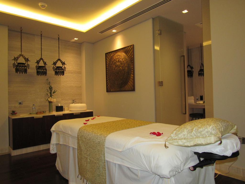Hotel Taj Dubaï Extérieur photo A massage bed