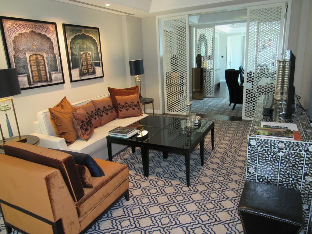 Hotel Taj Dubaï Extérieur photo A living room at the Taj Mahal Palace